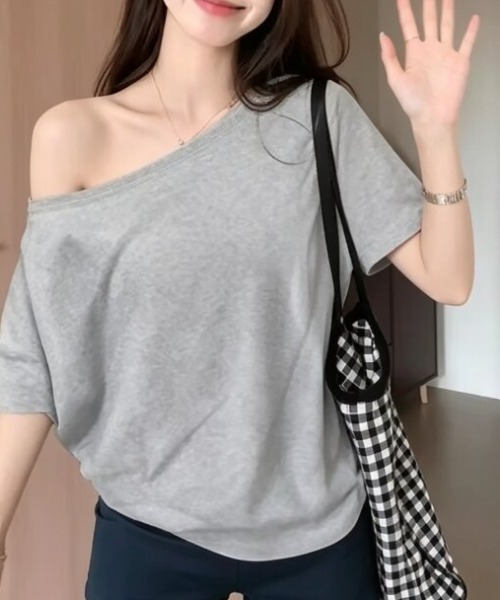 AMAJI(アマジ)の「オフショルダー 半袖Tシャツ(Tシャツ/カットソー・レディース・ホワイト/ブラック/グレー・SMALL/MEDIUM/LARGE/X-LARGE)」の3枚目の写真