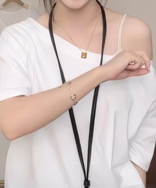 AMAJI(アマジ)の「オフショルダー 半袖Tシャツ(Tシャツ/カットソー・レディース・ホワイト/ブラック/グレー・SMALL/MEDIUM/LARGE/X-LARGE)」の1枚目の写真