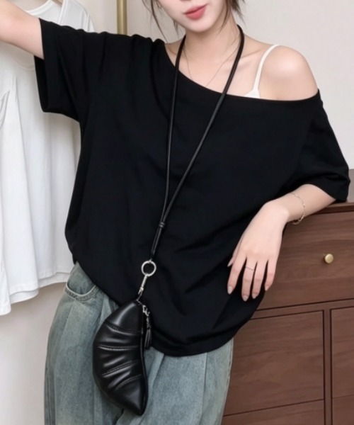 AMAJI(アマジ)の「オフショルダー 半袖Tシャツ(Tシャツ/カットソー・レディース・ホワイト/ブラック/グレー・SMALL/MEDIUM/LARGE/X-LARGE)」の2枚目の写真