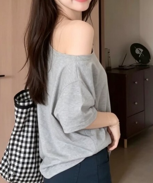 AMAJI(アマジ)の「オフショルダー 半袖Tシャツ(Tシャツ/カットソー・レディース・ホワイト/ブラック/グレー・SMALL/MEDIUM/LARGE/X-LARGE)」の4枚目の写真