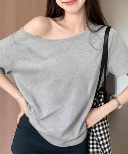 AMAJI(アマジ)の「オフショルダー 半袖Tシャツ(Tシャツ/カットソー・レディース・ホワイト/ブラック/グレー・SMALL/MEDIUM/LARGE/X-LARGE)」の5枚目の写真