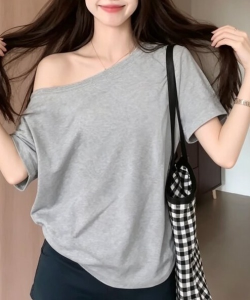 AMAJI(アマジ)の「オフショルダー 半袖Tシャツ(Tシャツ/カットソー・レディース・ホワイト/ブラック/グレー・SMALL/MEDIUM/LARGE/X-LARGE)」の6枚目の写真