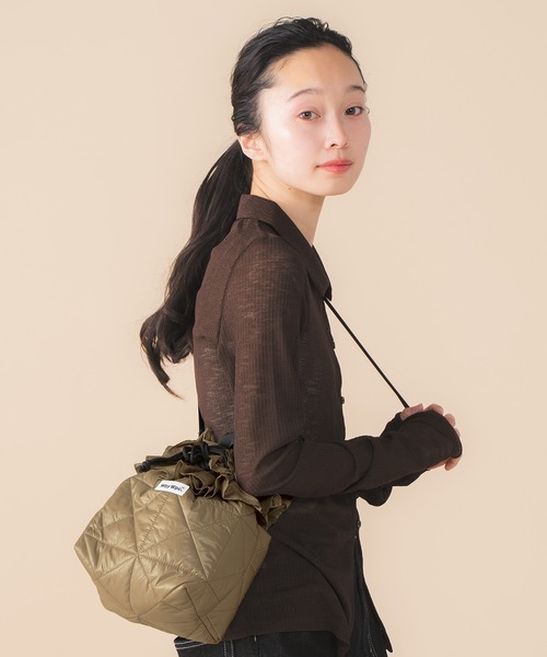 Wpc.(ダブリュピーシー)の「キルティングフリル巾着 ショルダーバッグ Wpc.(ショルダーバッグ・レディース・ブラック/オフホワイト/ブラウン・FREE)」の3枚目の写真