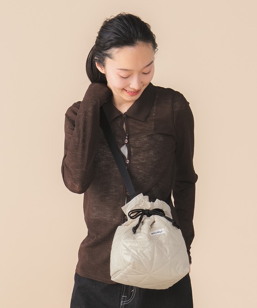 Wpc.(ダブリュピーシー)の「キルティングフリル巾着 ショルダーバッグ Wpc.(ショルダーバッグ・レディース・ブラック/オフホワイト/ブラウン・FREE)」の4枚目の写真