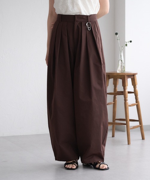 raffime(ラフィミー)の「【Raffime】タックデザインバレルレッグパンツ(その他パンツ・レディース・ベージュ/オフホワイト/ダークブラウン・MEDIUM/SMALL/LARGE)」の1枚目の写真
