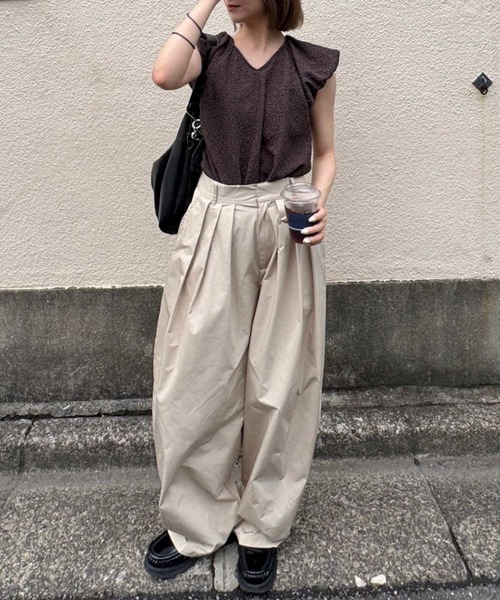 raffime(ラフィミー)の「【Raffime】タックデザインバレルレッグパンツ(その他パンツ・レディース・ベージュ/オフホワイト/ダークブラウン・MEDIUM/SMALL/LARGE)」の3枚目の写真