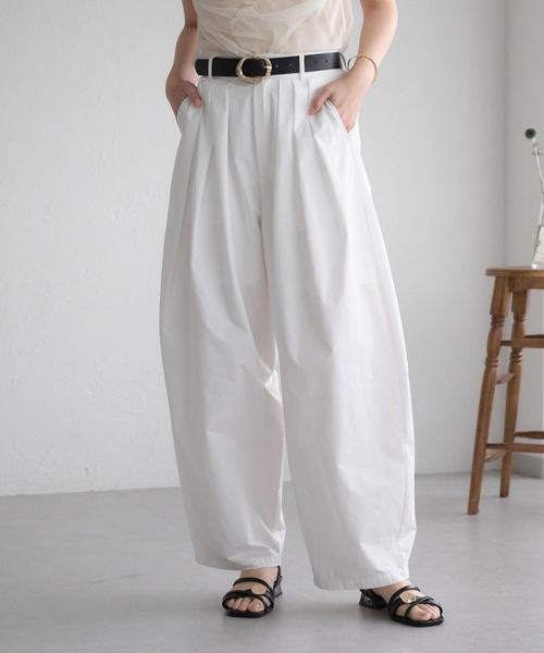 raffime(ラフィミー)の「【Raffime】タックデザインバレルレッグパンツ(その他パンツ・レディース・ベージュ/オフホワイト/ダークブラウン・MEDIUM/SMALL/LARGE)」の2枚目の写真