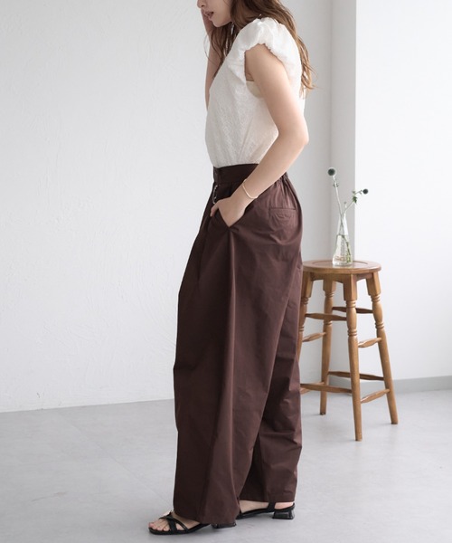 raffime(ラフィミー)の「【Raffime】タックデザインバレルレッグパンツ(その他パンツ・レディース・ベージュ/オフホワイト/ダークブラウン・MEDIUM/SMALL/LARGE)」の9枚目の写真
