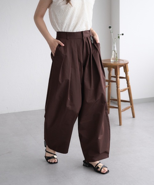 raffime(ラフィミー)の「【Raffime】タックデザインバレルレッグパンツ(その他パンツ・レディース・ベージュ/オフホワイト/ダークブラウン・MEDIUM/SMALL/LARGE)」の7枚目の写真