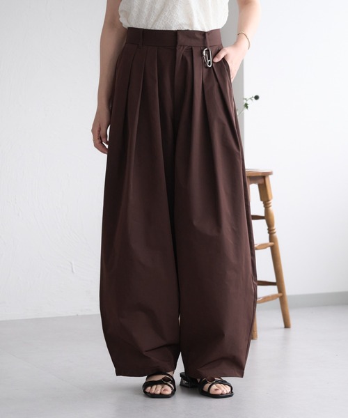 raffime(ラフィミー)の「【Raffime】タックデザインバレルレッグパンツ(その他パンツ・レディース・ベージュ/オフホワイト/ダークブラウン・MEDIUM/SMALL/LARGE)」の4枚目の写真