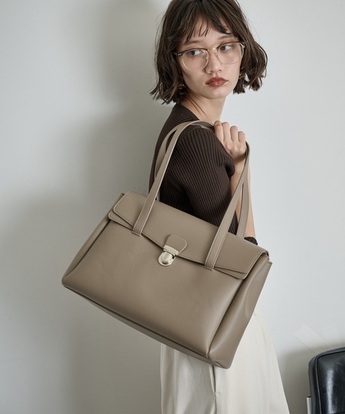 THE YOn(ザヨン)の「フラップスクエアフォルムボストンバッグ(ボストンバッグ・レディース・ブラック/グレイッシュベージュ/キャメル・FREE)」の2枚目の写真