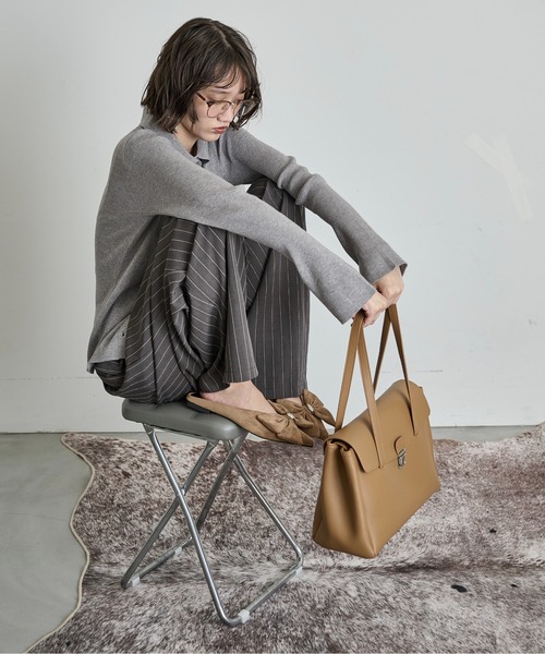 THE YOn(ザヨン)の「フラップスクエアフォルムボストンバッグ(ボストンバッグ・レディース・ブラック/グレイッシュベージュ/キャメル・FREE)」の12枚目の写真