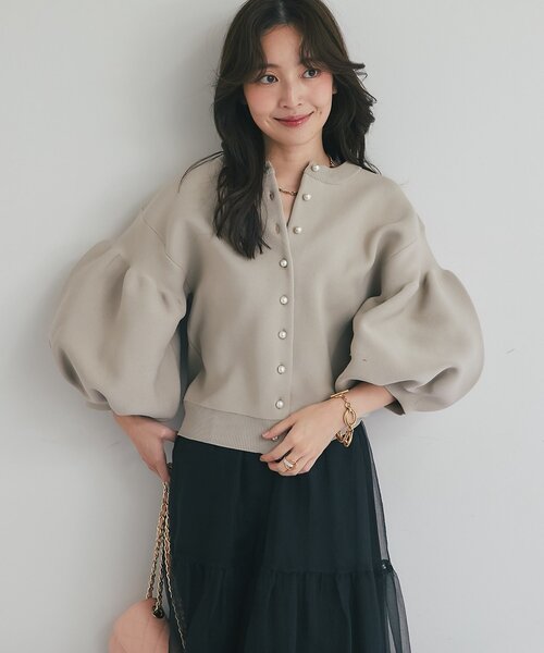 La boutique BonBon（ラブティックボンボン）の「【再販・WEB限定】お袖ぽわんパールニットカーディガン（カーディガン/ボレロ・レディース・ネイビー/グレイッシュベージュ/ホワイト・FREE）」の7枚目の写真