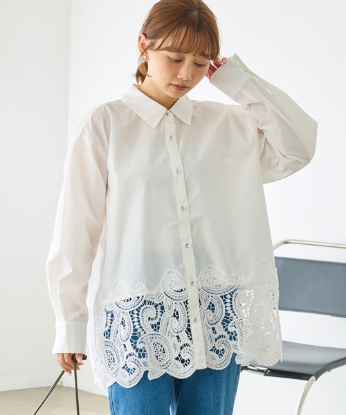 LAVEANGE（ラビアンジェ）の「裾レースシャツブラウス｜レイヤード/羽織り/オフィス/大人カジュアル/きれいめ（シャツ/ブラウス・レディース・オフホワイト/ブラック・LL/4L/3L/M/5L）」の4枚目の写真