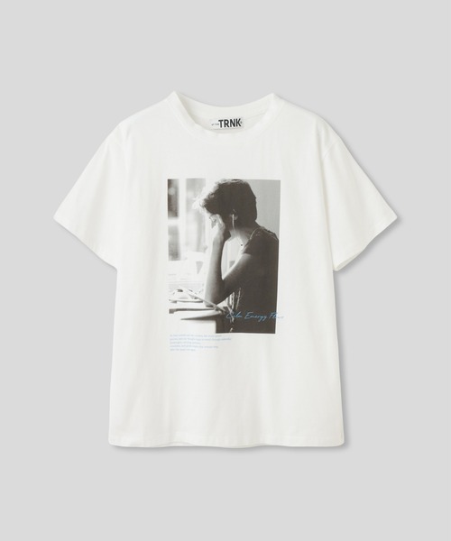 AT THE TRNK(アットザトランク)の「女性プリント フォト Tシャツ AT THE TRNK(Tシャツ/カットソー・レディース・ホワイト/チャコール/ベージュ・フリー)」の1枚目の写真