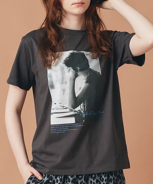 AT THE TRNK(アットザトランク)の「女性プリント フォト Tシャツ AT THE TRNK(Tシャツ/カットソー・レディース・ホワイト/チャコール/ベージュ・フリー)」の2枚目の写真