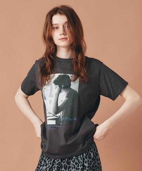 AT THE TRNK(アットザトランク)の「女性プリント フォト Tシャツ AT THE TRNK(Tシャツ/カットソー・レディース・ホワイト/チャコール/ベージュ・フリー)」の4枚目の写真