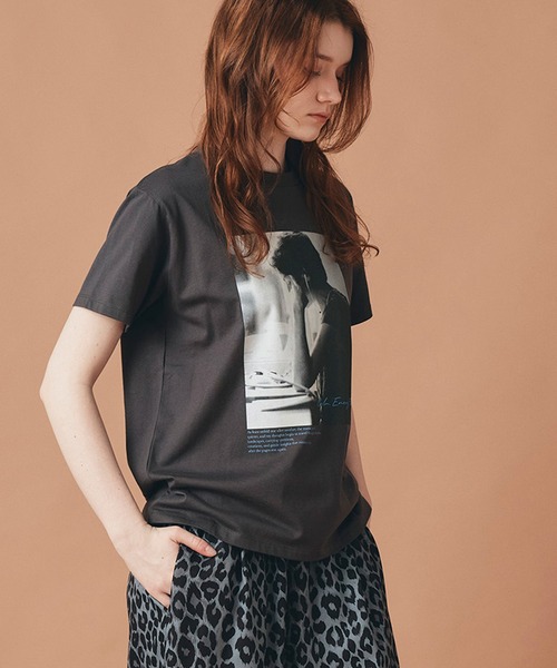 AT THE TRNK(アットザトランク)の「女性プリント フォト Tシャツ AT THE TRNK(Tシャツ/カットソー・レディース・ホワイト/チャコール/ベージュ・フリー)」の6枚目の写真