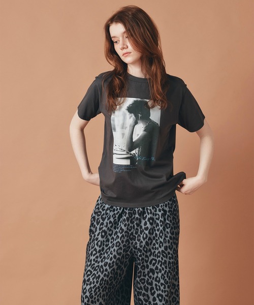AT THE TRNK(アットザトランク)の「女性プリント フォト Tシャツ AT THE TRNK(Tシャツ/カットソー・レディース・ホワイト/チャコール/ベージュ・フリー)」の7枚目の写真