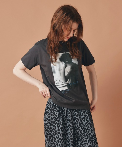 AT THE TRNK(アットザトランク)の「女性プリント フォト Tシャツ AT THE TRNK(Tシャツ/カットソー・レディース・ホワイト/チャコール/ベージュ・フリー)」の8枚目の写真