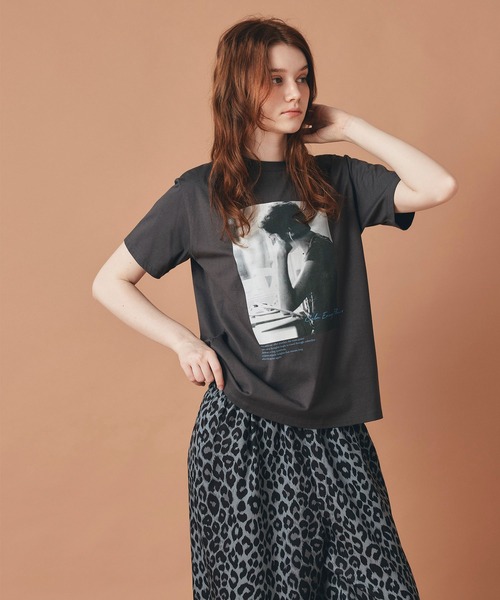 AT THE TRNK(アットザトランク)の「女性プリント フォト Tシャツ AT THE TRNK(Tシャツ/カットソー・レディース・ホワイト/チャコール/ベージュ・フリー)」の9枚目の写真