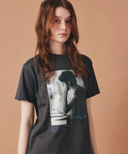 AT THE TRNK(アットザトランク)の「女性プリント フォト Tシャツ AT THE TRNK(Tシャツ/カットソー・レディース・ホワイト/チャコール/ベージュ・フリー)」の10枚目の写真
