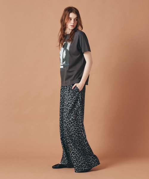 AT THE TRNK(アットザトランク)の「女性プリント フォト Tシャツ AT THE TRNK(Tシャツ/カットソー・レディース・ホワイト/チャコール/ベージュ・フリー)」の11枚目の写真