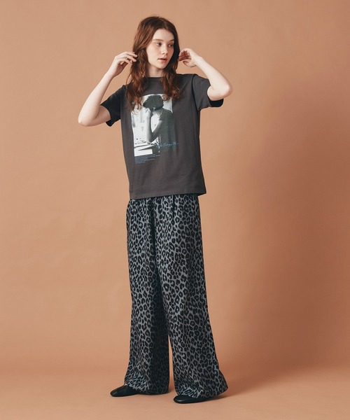 AT THE TRNK(アットザトランク)の「女性プリント フォト Tシャツ AT THE TRNK(Tシャツ/カットソー・レディース・ホワイト/チャコール/ベージュ・フリー)」の12枚目の写真
