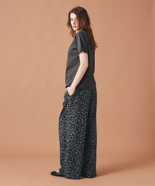 AT THE TRNK(アットザトランク)の「女性プリント フォト Tシャツ AT THE TRNK(Tシャツ/カットソー・レディース・ホワイト/チャコール/ベージュ・フリー)」の13枚目の写真