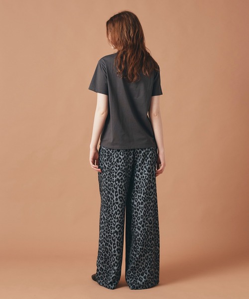 AT THE TRNK(アットザトランク)の「女性プリント フォト Tシャツ AT THE TRNK(Tシャツ/カットソー・レディース・ホワイト/チャコール/ベージュ・フリー)」の14枚目の写真