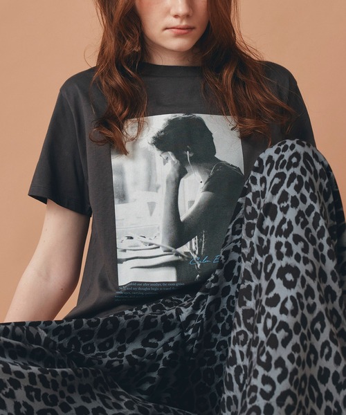 AT THE TRNK(アットザトランク)の「女性プリント フォト Tシャツ AT THE TRNK(Tシャツ/カットソー・レディース・ホワイト/チャコール/ベージュ・フリー)」の15枚目の写真