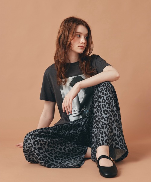 AT THE TRNK(アットザトランク)の「女性プリント フォト Tシャツ AT THE TRNK(Tシャツ/カットソー・レディース・ホワイト/チャコール/ベージュ・フリー)」の16枚目の写真