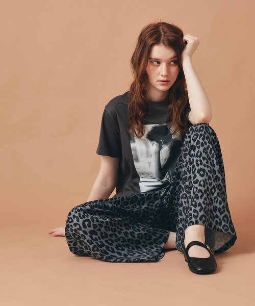 AT THE TRNK(アットザトランク)の「女性プリント フォト Tシャツ AT THE TRNK(Tシャツ/カットソー・レディース・ホワイト/チャコール/ベージュ・フリー)」の17枚目の写真