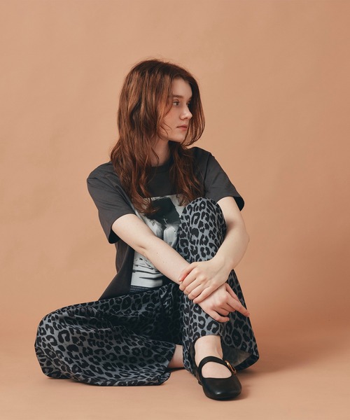 AT THE TRNK(アットザトランク)の「女性プリント フォト Tシャツ AT THE TRNK(Tシャツ/カットソー・レディース・ホワイト/チャコール/ベージュ・フリー)」の18枚目の写真