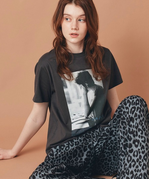 AT THE TRNK(アットザトランク)の「女性プリント フォト Tシャツ AT THE TRNK(Tシャツ/カットソー・レディース・ホワイト/チャコール/ベージュ・フリー)」の19枚目の写真