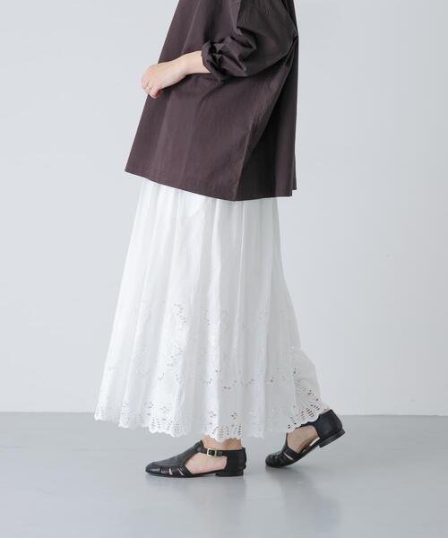 かぐれ(カグレ)の「スカラップ刺繍タックスカート(スカート・レディース・ブラック/オフホワイト・FREE)」の1枚目の写真