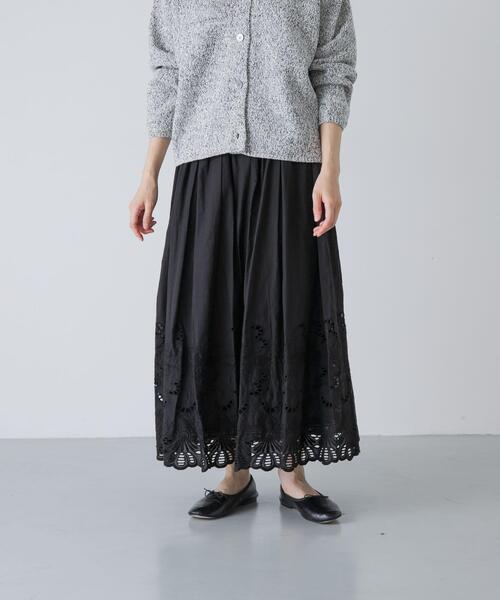 かぐれ(カグレ)の「スカラップ刺繍タックスカート(スカート・レディース・ブラック/オフホワイト・FREE)」の2枚目の写真