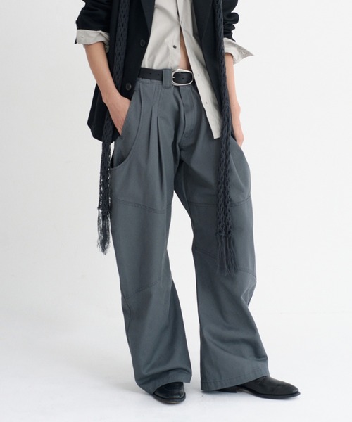 NVRFRGT（ネヴァーフォーゲット）の「Dickies×NVRFRGT DOUBLE KNEE CURVED LEG UTILITY WORK PANTS（チノパンツ・メンズ・ブラウン/ブラック/ダークグレー/カーキ・3/1/4/2）」の3枚目の写真