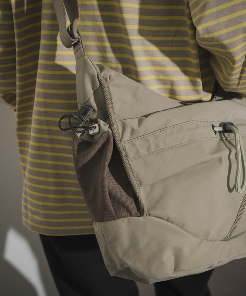 THE GOODLAND MARKET(ザグッドランドマーケット)の「F/CE. TWILL 2 WAY SHOULDER TOTE(ショルダーバッグ・メンズ・ベージュ/ブラック・FREE)」の4枚目の写真