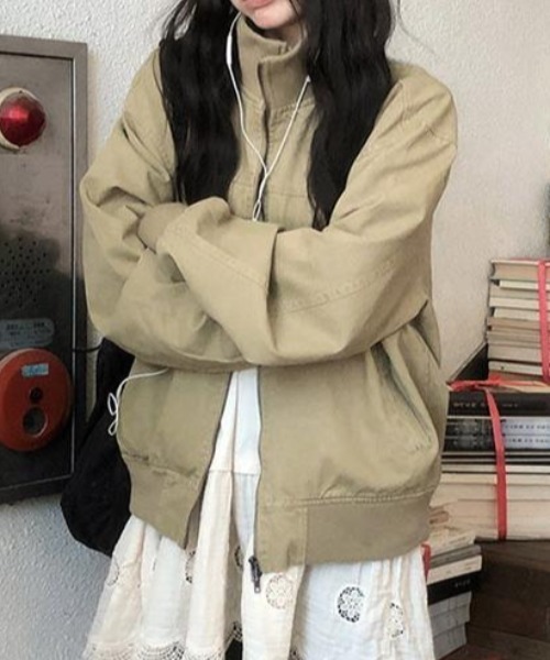 FLINEA（フリネア）の「スタンドカラーリラックスジャケット（スタジャン・レディース・モカ/カーキ・FREE）」の3枚目の写真