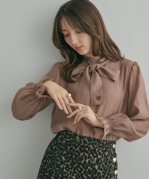 couture brooch(クチュールブローチ)の「【凛とした華やかさ】ロゴ刺繍リボンタイ シアーブラウス(シャツ/ブラウス・レディース・グレー/ピンク系/オフホワイト・42/36/40/38)」の1枚目の写真