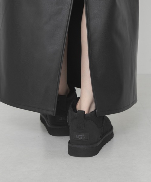 UGG(アグ)の「『WEB限定』UGG CLASSIC ULTRA MINI(ブーツ・レディース・キャメル/ブラック・6/7/8)」の1枚目の写真