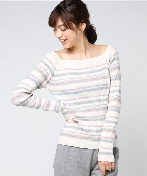 Honeys(ハニーズ)の「スクエアネックプルオーバー(ニット/セーター・レディース・ネイビー/杢グレー/ホワイト×ピンク/オフホワイト/アイボリー/ブラック/レッド/グレー系その他/ホワイト×ブルー・M/L)」の4枚目の写真