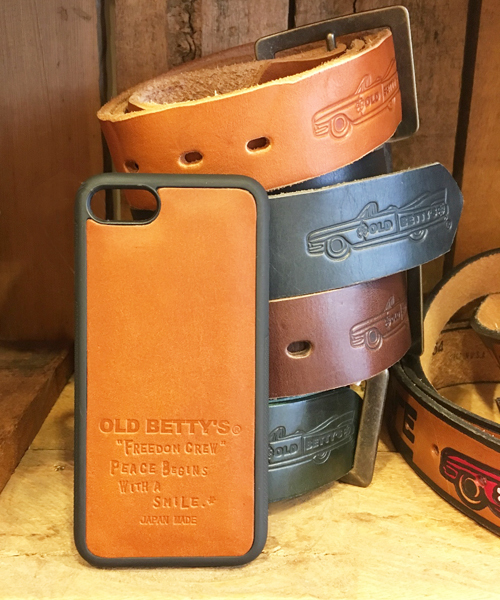 OLD BETTY'S（オールドベティーズ）の「OLD BETTY'S Leather iphone Cover/オールドベティーズレザーアイフォンカバー（スマホケース/カバー・メンズ・ブラウン/イエロー/ブルー/ピンク/ターコイズブルー/キャメル・FREE）」の2枚目の写真