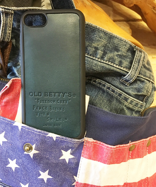 OLD BETTY'S（オールドベティーズ）の「OLD BETTY'S Leather iphone Cover/オールドベティーズレザーアイフォンカバー（スマホケース/カバー・メンズ・ブラウン/イエロー/ブルー/ピンク/ターコイズブルー/キャメル・FREE）」の4枚目の写真