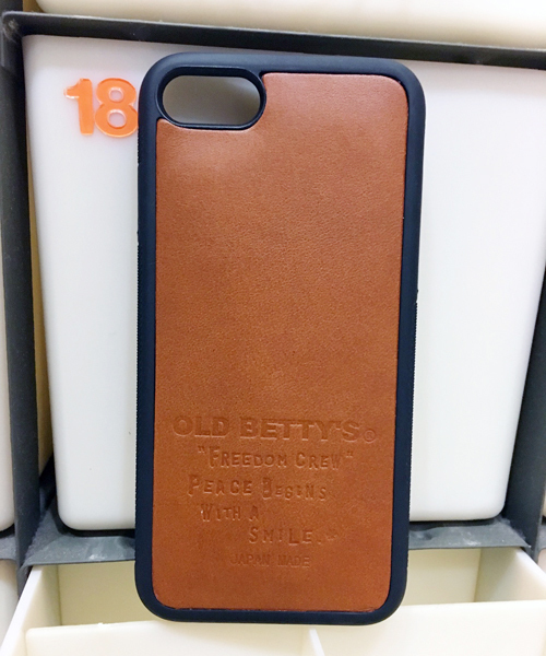 OLD BETTY'S（オールドベティーズ）の「OLD BETTY'S Leather iphone Cover/オールドベティーズレザーアイフォンカバー（スマホケース/カバー・メンズ・ブラウン/イエロー/ブルー/ピンク/ターコイズブルー/キャメル・FREE）」の14枚目の写真