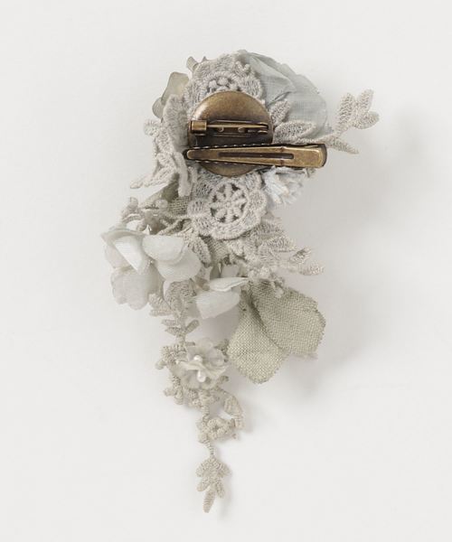 m.soeur(エムスール)の「アイス・グレーの揺れるコサージュ*(ブローチ/コサージュ・レディース・グレー・FREE)」の2枚目の写真