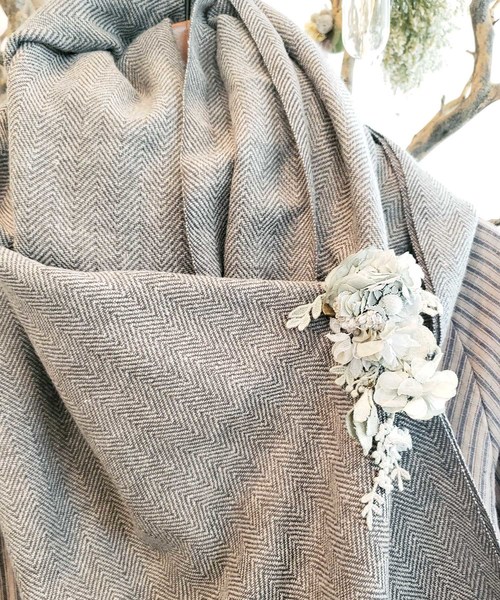 m.soeur(エムスール)の「アイス・グレーの揺れるコサージュ*(ブローチ/コサージュ・レディース・グレー・FREE)」の4枚目の写真