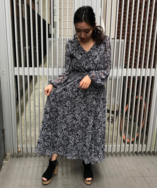 ENVYM（アンビー）の「フラワーペイズリースリットロングＯＰ（ワンピース・レディース・ブラック/ベージュ・FREE）」の2枚目の写真