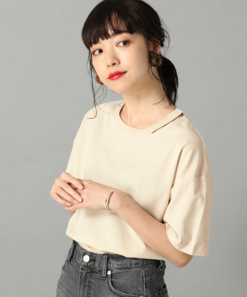 LOWRYS FARM(ローリーズファーム)の「ネックスリットTEE 837759(Tシャツ/カットソー・レディース・ブラック/ベージュ/オフホワイト・FREE)」の3枚目の写真